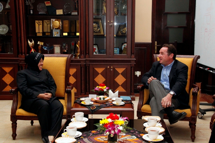 Konsul Jenderal Amerika Serikat di Surabaya, Joaquin Monserrate bersama Wali Kota Surabaya Tri Rismaharini, di balai kota, Senin (10/3/2014).(foto:humas)