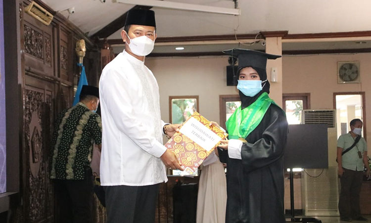 Bupati Yuhronur Efendi saat tes sambung ayat pada siswa tahfiz. (foto: ist)