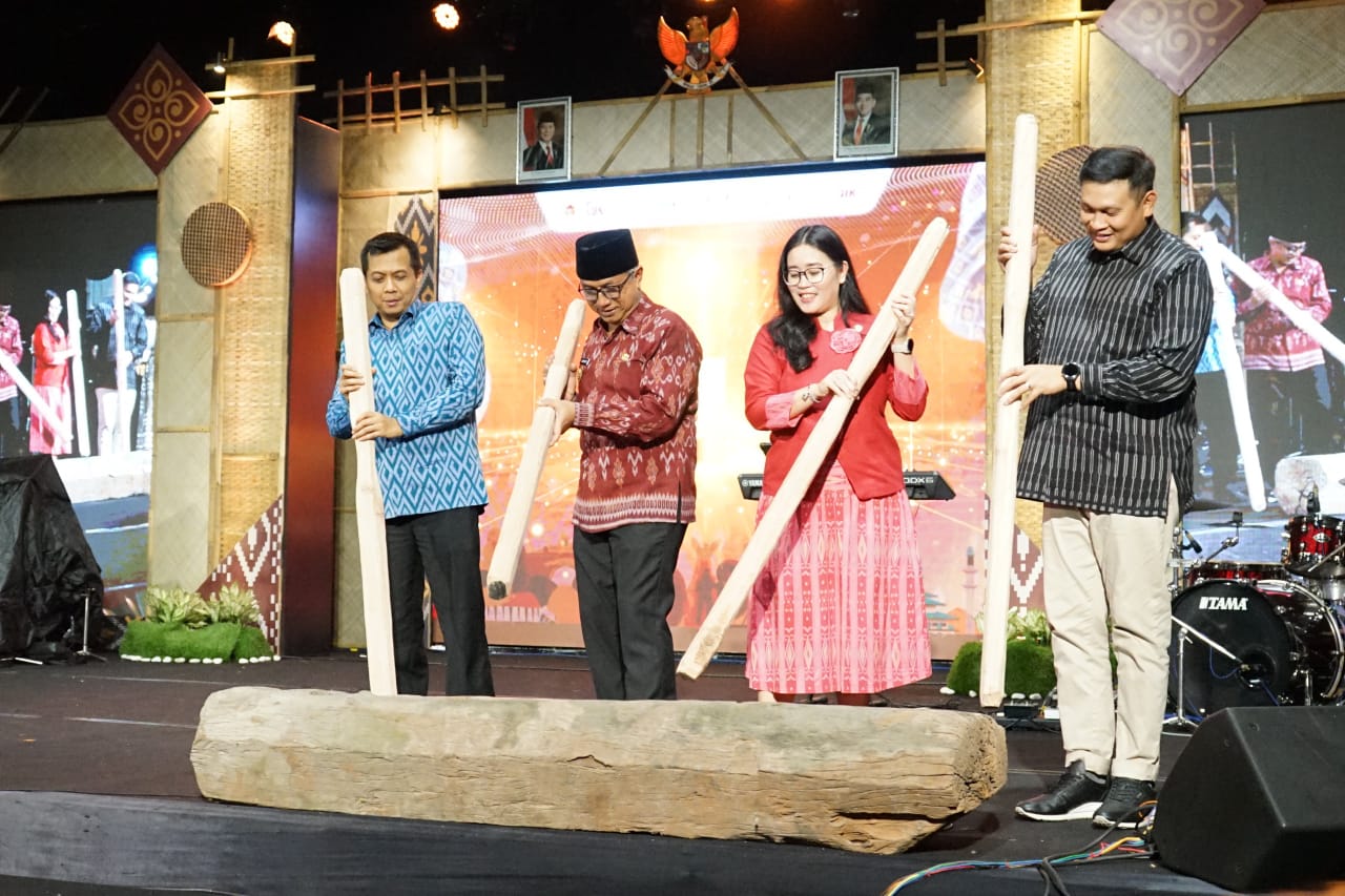 Wakil Wali Kota Kediri (nomor 2 dari kiri) bersama Kepala OJK Kediri, Pj Sekretaris Daerah (paling kiri) dan Ketua FKIJK Komisariat Kediri saat 
memukul lesung bersama sebagai tanda dibukanya Finfest 2025. (Ist).
