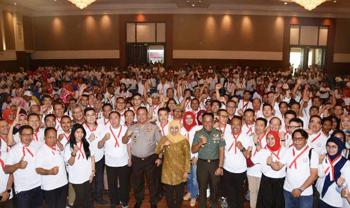 Gubernur Jatim Khofifah Indar Parawansa saat menghadiri Deklarasi Bersatu dan Damailah Indonesia di Grand City Convex Surabaya, Senin (14/10/2019). foto: Istimewa/ BANGSAONLINE