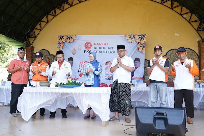 Wali kota Kediri Vinanda Prameswati dan Wakilnya Gus Qowim di acara halal bihalal PKS. (Ist). 