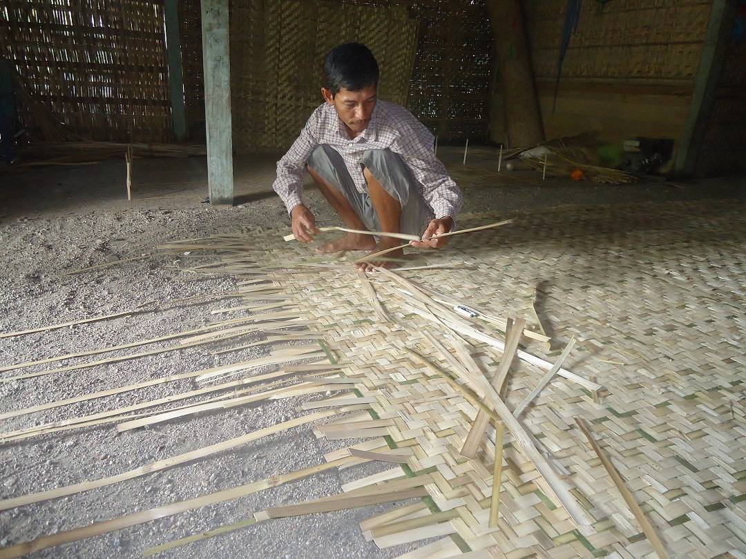 Dengan usaha ini, mantan petani di Bojonegoro ini menyambung hidup. foto:eky nur hadi/BANGSA ONLINE