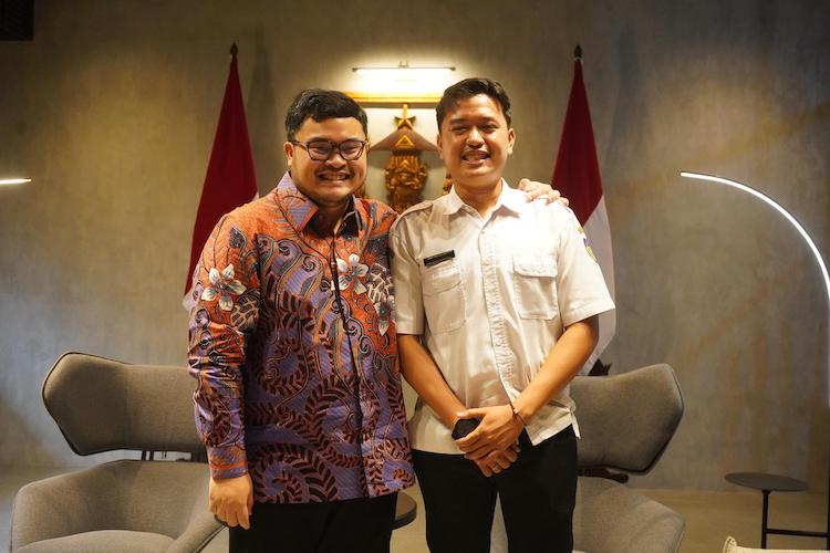 Bupati Kediri Hanindhito Himawan Pramana (kiri) dan sang guru honorer Marga Cistha (dok. ist)