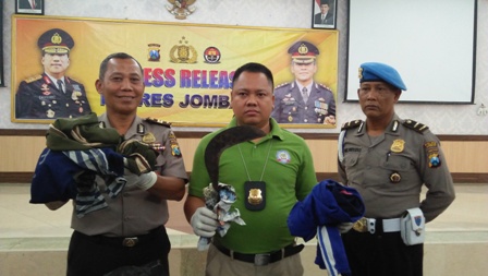 Kasatreskrim Polres Jombang, AKP Wahyu Norman Hidayat menunjukkan barang bukti kasus bapak hamili anaknya, Kamis (28/9). Foto : ROMZA/BANGSAONLINE