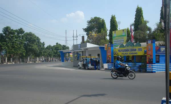 Suasana di Simpang REmpat Gatot Subroto Jombang Jawa Timur. (foto: rony suhartomo/BANGSAONLINE)