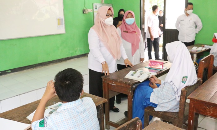 Wabup Bu Min saat sidak PTM di SMPN 24 Gresik. foto: SYUHUD/ BANGSAONLINE