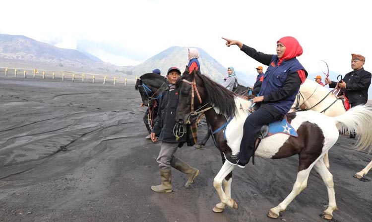 Gubernur Khofifah menunggangi kuda di Pasir Berbisik Bromo, kawasan Taman Nasional Bromo Tengger Semeru (TNBTS), Sabtu (15/2). foto: ist.