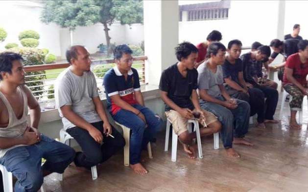 Sebanyak 10 WNI yang dibebaskan kelompok Abu Sayyaf saat di rumah Gubernur Sulu, Abdusakur Totoh Tan, Minggu (1/5).