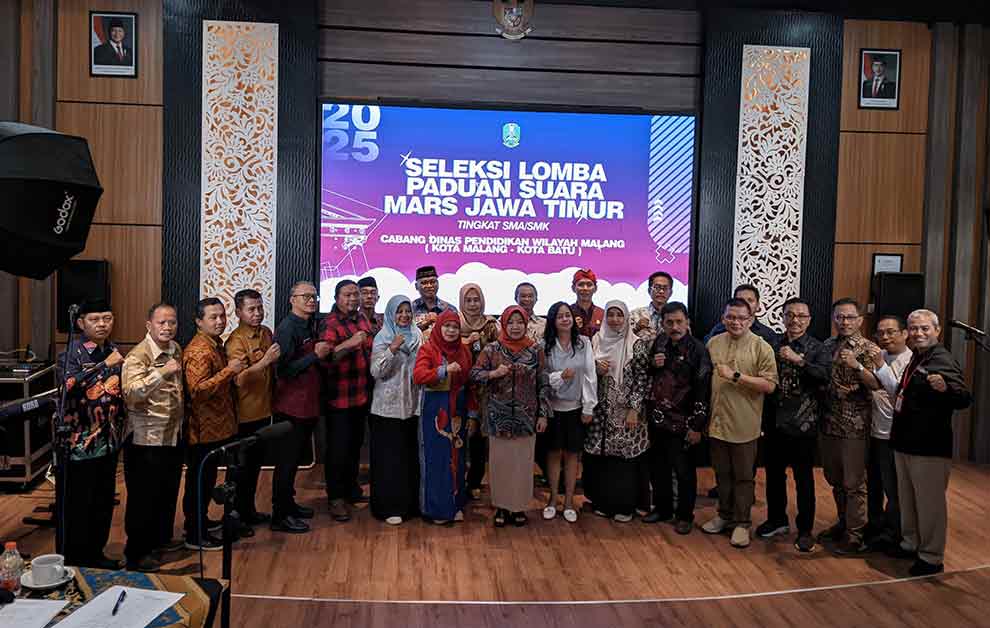 Kepala Cabdindik Wilayah Malang, Hastini Ratna Dewi (depan tengah), foto bersama Kepala SMA dan SMK wilayah Malang (Kota Malang-Kota Batu) sebelum seleksi dimulai. (Ist)