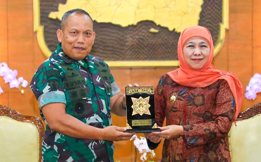 Gubernur Jawa Timur Khofifah Indar Parawansa dan Panglima Divisi Infanteri 2 Kostrad Mayjen TNI Susilo bertukar cenderamata.