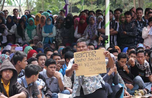 Aksi mahasiswa saat menggelar audiensi dengan pihak Rektorat, Kamis (30/7) lalu. (foto: BANGSAONLINE)