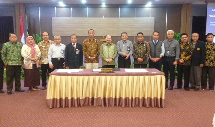 Rektor UTM Dr. Drs. Ec. Moh. Syarif bersama Rektor Universitas Brawijaya (UB), Rektor Universitas Muhammadiyah Malang (UMM), dengan Ketua Ombudsman RI di Aula Lt. 4 Gedung B, Fakultas Administrasi Universitas Brawijaya, Malang, Rabu (19/2/2020).