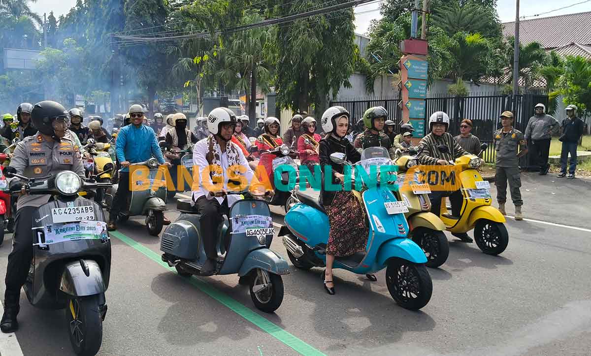 Wali Kota Kediri saat naik Vespa untuk berangkat ke Goa Selomangleng. Foto: MUJI HARJITA/BANGSAONLINE