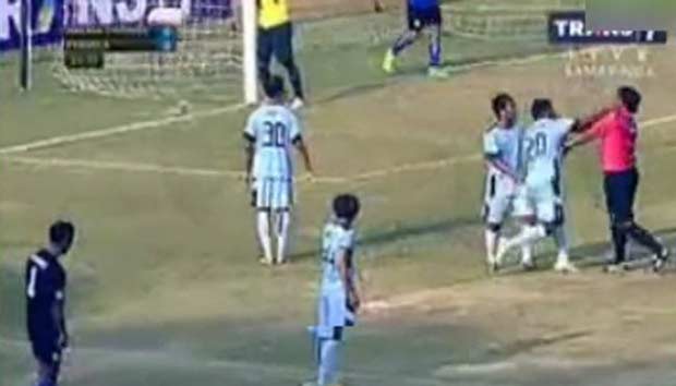 Inilah peristiwa pemukulan yang dilakukan bek Persela Lamongan Viktor Pae terhadap wasit. foto: youtube.com