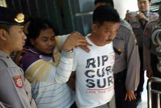 Napi yang diduga terlibat tawuran dikawal petugas menuju kendaraan Polres Mojokerto Kota yang akan membawanya ke LP Jombang. (gunadhi/BANGSAONLINE)