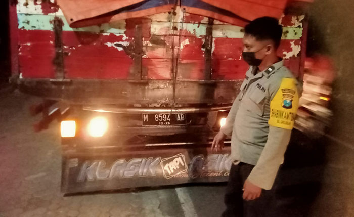 Petugas saat menunjukkan truk Fuso yang mengalami kecelakaan di Jalan Raya Sumenep, Kecamatan Larangan, Kabupaten Pamekasan. 