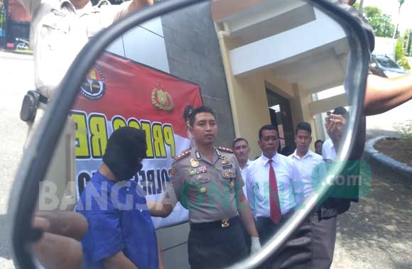 Kapolres Bojonegoro AKBP Wahyu Sri Bintoro menunjukkan tersangka penjambretan. foto: EKY NURHADI/ BANGSAONLINE