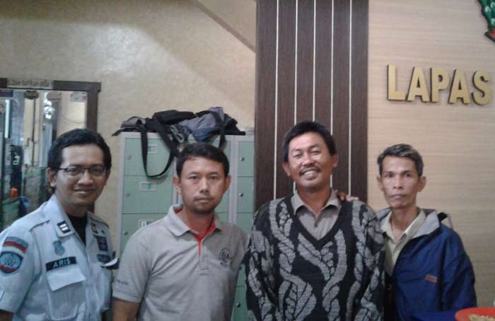 Tim penyidik Kejari Sidoarjo saat menjebloskan Sholekhuddin yang sudah menjadi DPO sejak 2017 lalu.
