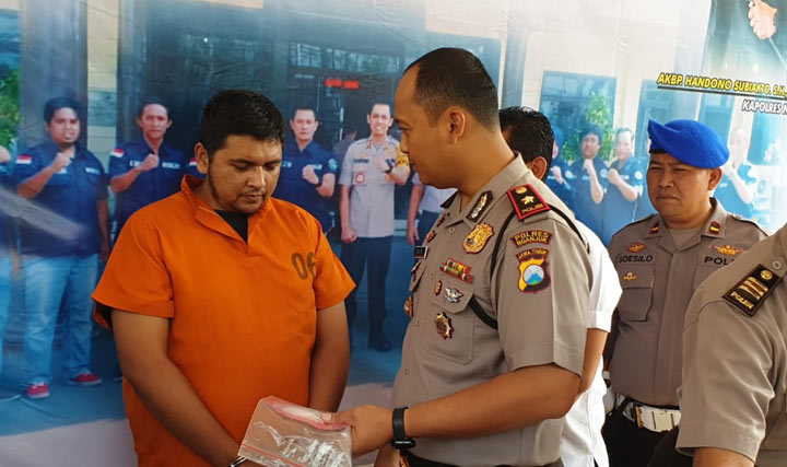 Wakapolres Nganjuk Kompol David menginterogasi tersangka pengedar sabu. 