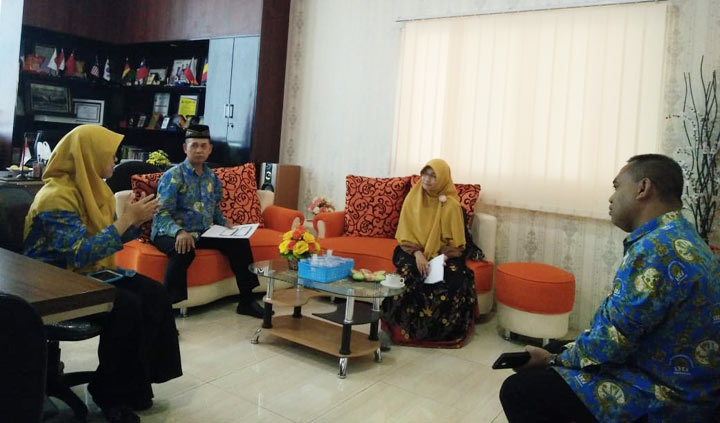 Suasana diskusi Tim Riset dengan Kepala SMA Muhammadiyah 1 Taman Sidoarjo.