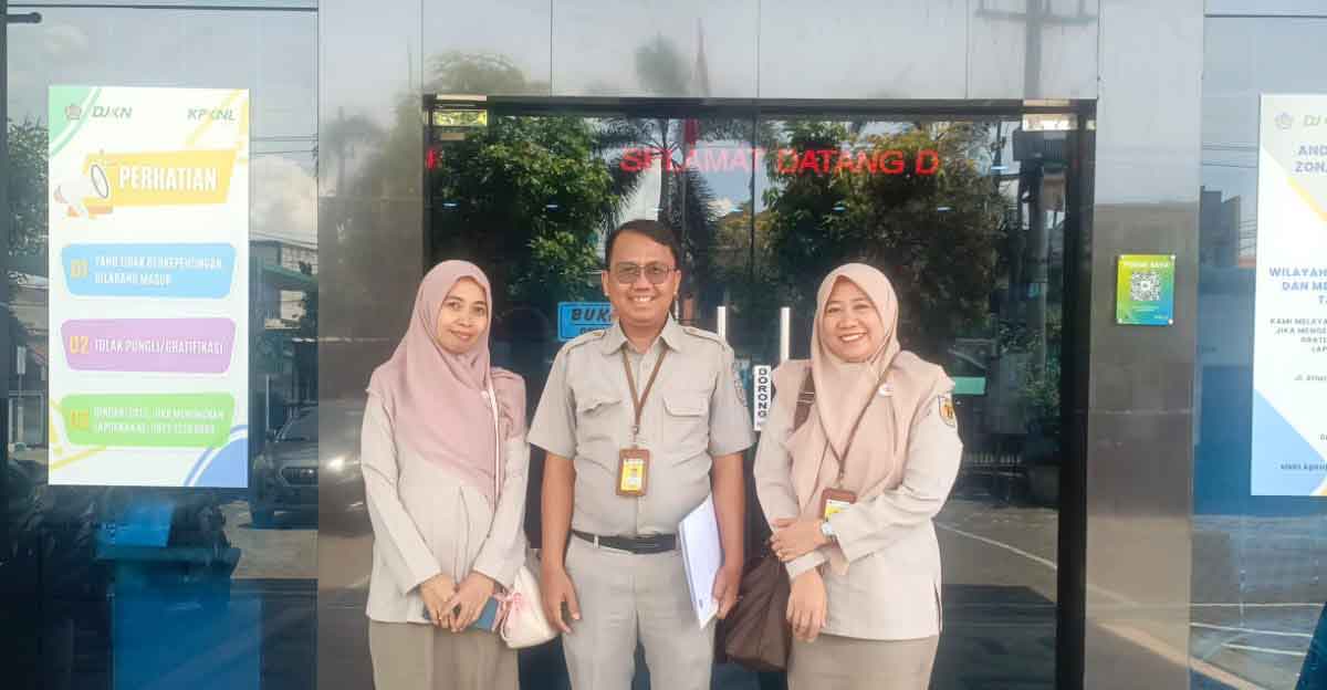 Jajaran Kantah Kabupaten Pasuruan saat berada di KPKNL Sidoarjo.