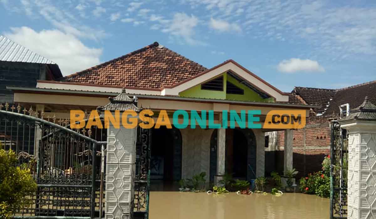 Banjir akibat luapan Kali Lamong yang merendam rumah warga di Desa Wotansari, Kecamatan Balongpanggang, Gresik. Foto: SYUHUD/BANGSAONLINE