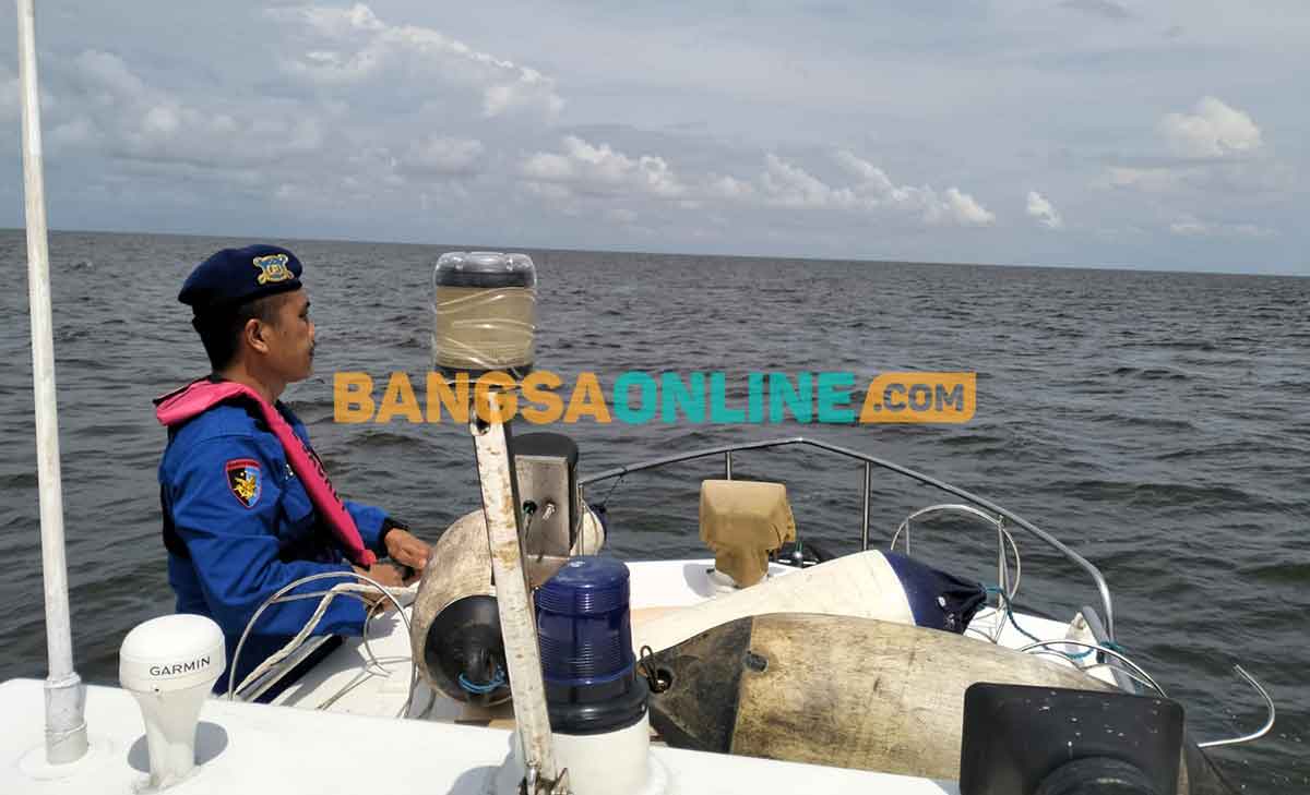 Tim gabungan saat melakukan operasi pencarian korban nelayan dari Pulau Mandangin, Sampang, di hari kedua. Foto : Polairud Polres Sampang/BANGSAONLINE
