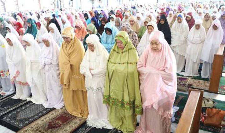 Gubernur Jawa Timur Khofifah Indar Parawansa saat salat gerhana matahari di Masjid Akbar Surabaya, Kamis (26/12/2019) siang . foto: istimewa/ bangsaonline.com