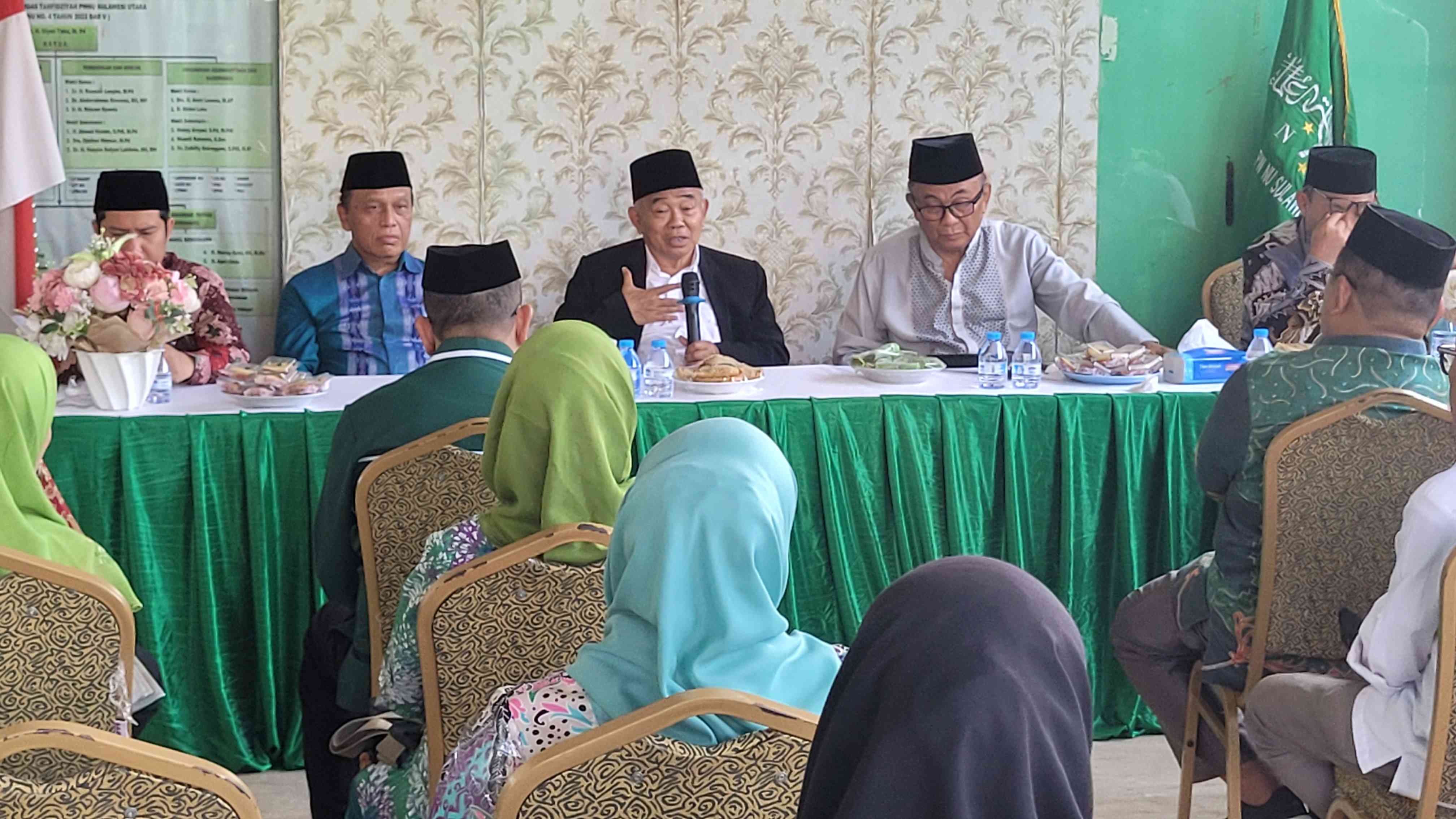 Prof Dr KH Asep Saifuddin Chalim (tengah pakai jas) didampingi Rais Syuriah  PWNU Sulawesi Utara KH Syaban Mauludin (nomor 2 dari kiri) dan beberapa pengurus PWNU Sulut di Kantor PWNU Sulawesi Utara, Sabtu (8/11/2025). Foto: M.Mas