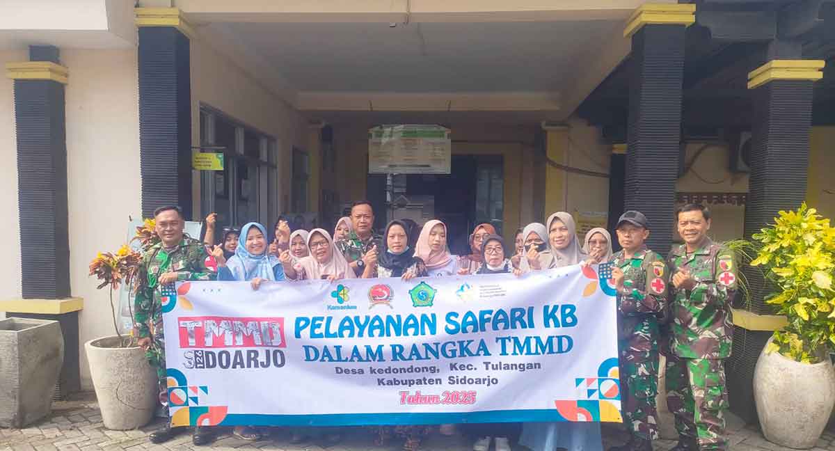 Satgas TMMD ke-126 Sidoarjo saat melakukan pendampingan KB. Foto: Ist