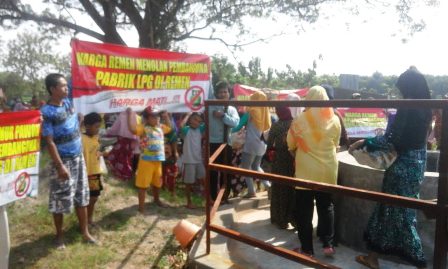 Massa dari Desa Remen, Kecamatan Jenu, Kabupaten Tuban menggeruduk  balai desa setempat, Senin (2/7).