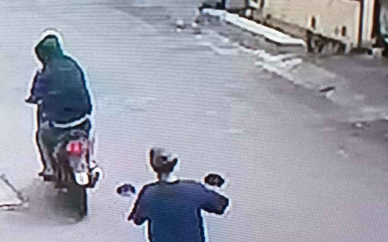 Tangkapan layar rekaman CCTV aksi pencurian motor di kawasan Sukolilo Surabaya. Foto: Ist.