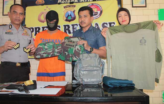 Pelaku diamankan beserta seragam TNI-nya.