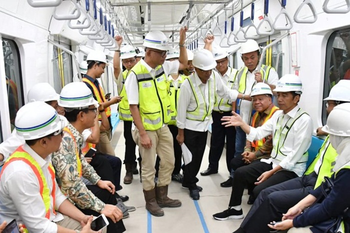 Presiden Jokowi saat mencoba kereta cepat menuju bandara Soekarno - Hatta. foto : istimewa.