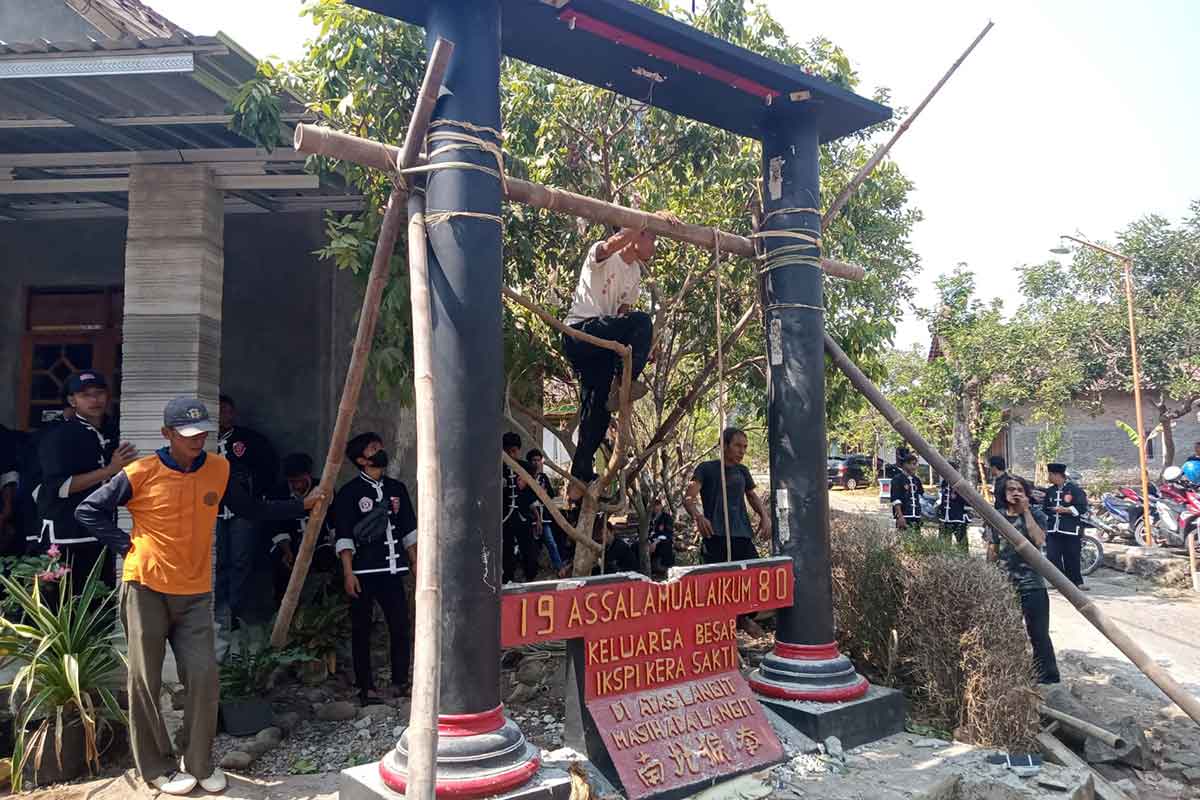 Pembongkaran tugu silat disalah satu wilayah di Kabupaten Ngawi, yang dilakukan secara sukarela oleh anggota pencak silat.