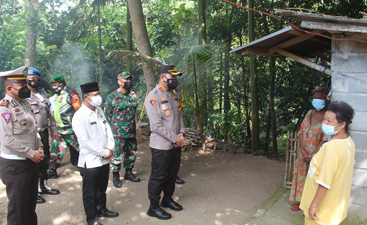 Kapolres Blitar AKBP Leonard M. Sinambela blusukan ke desa-desa untuk melakukan monitoring terhadap warga terkonfirmasi positif Covid-19 yang sedang melakukan isolasi mandiri (isoman). (foto: ist)