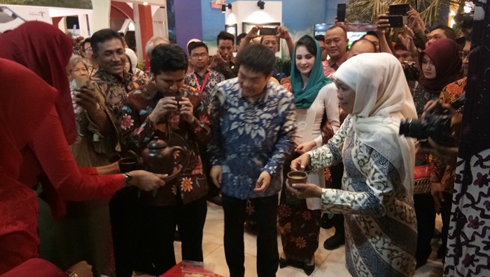 Gubernur Jatim, Khofifah Indar Parawansa, Kepala Disbudpar Jatim Sinarto, Wakil Gubernur Jatim, Emil Elestianto Dardak saat meninjau stan. foto: DEVI/ BANGSAONLINE