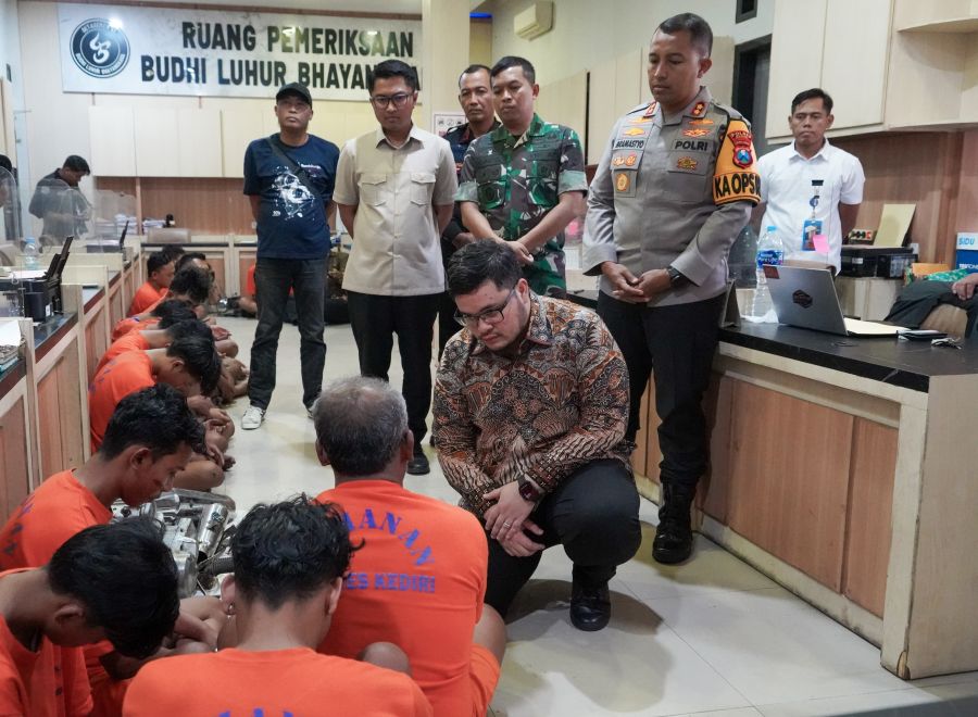 Bupati Kediri Hanindhito Himawan Pramana saat berbincang dengan salah satu tersangka pembakaran kantor Pemkab dan DPRD Kabupaten Kediri. (Ist)