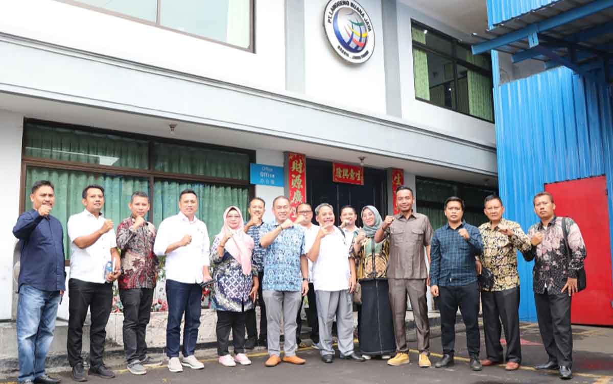 Ketua Komisi IV DPRD Gresik, Muchamad Zaifudin (empat dari kanan) saat berada di PT Langgeng Buana. Foto: Ist