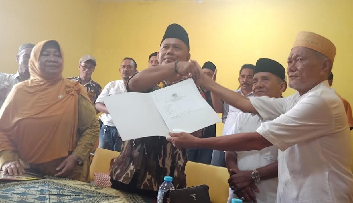 
Ayik menerima formulir dari Arief Ilham didampingi Suyati dan Room Latif.