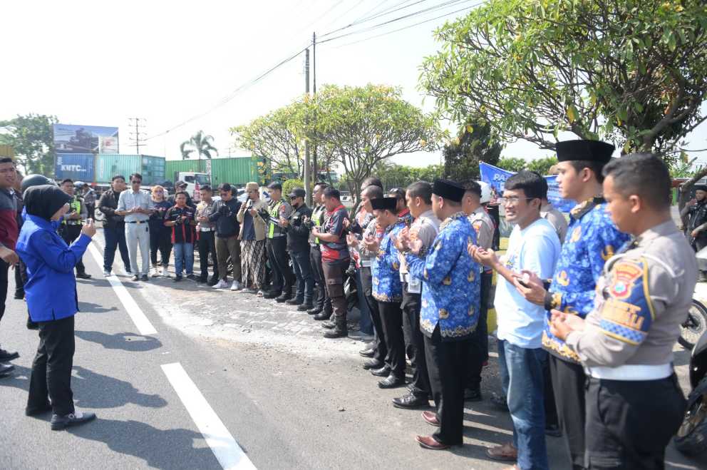 Kasat lantas polres Pasuruan AKP. Derie bersama bikers saat mengelar Kopling dan sosialisasi Lalu lintas di 3 tempat 