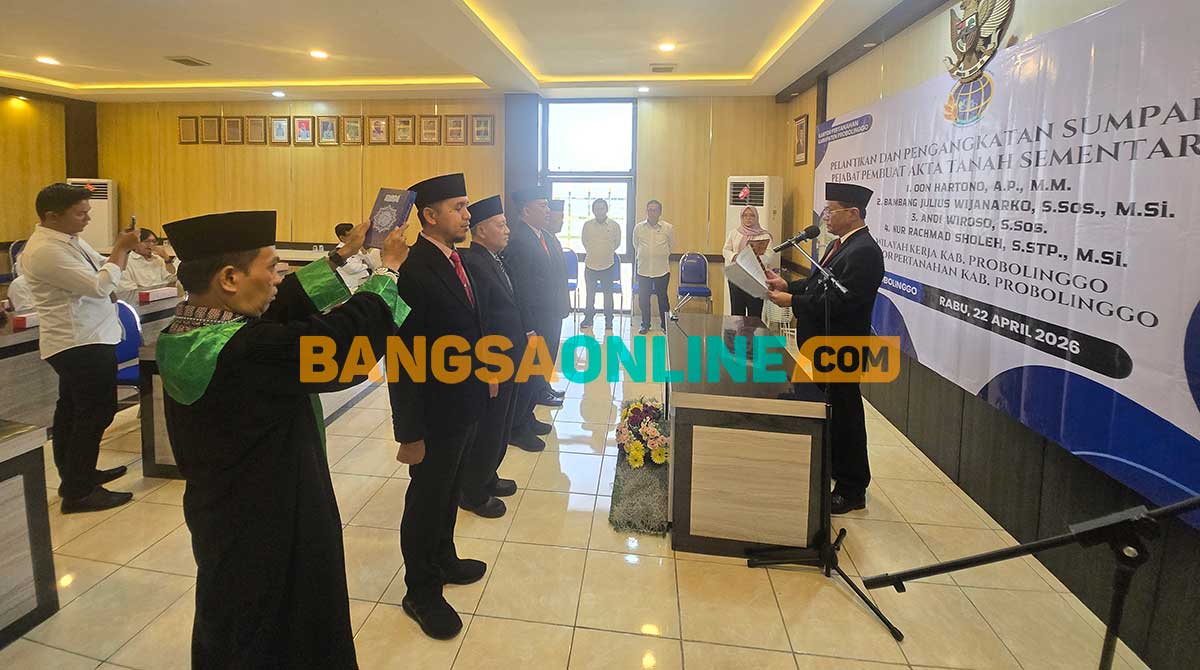 Kepala Kantah Kabupaten Probolinggo ketika melantik 4 Camat menjadi PPATS. Foto: ANDI SIRAJUDIN/BANGSAONLINE