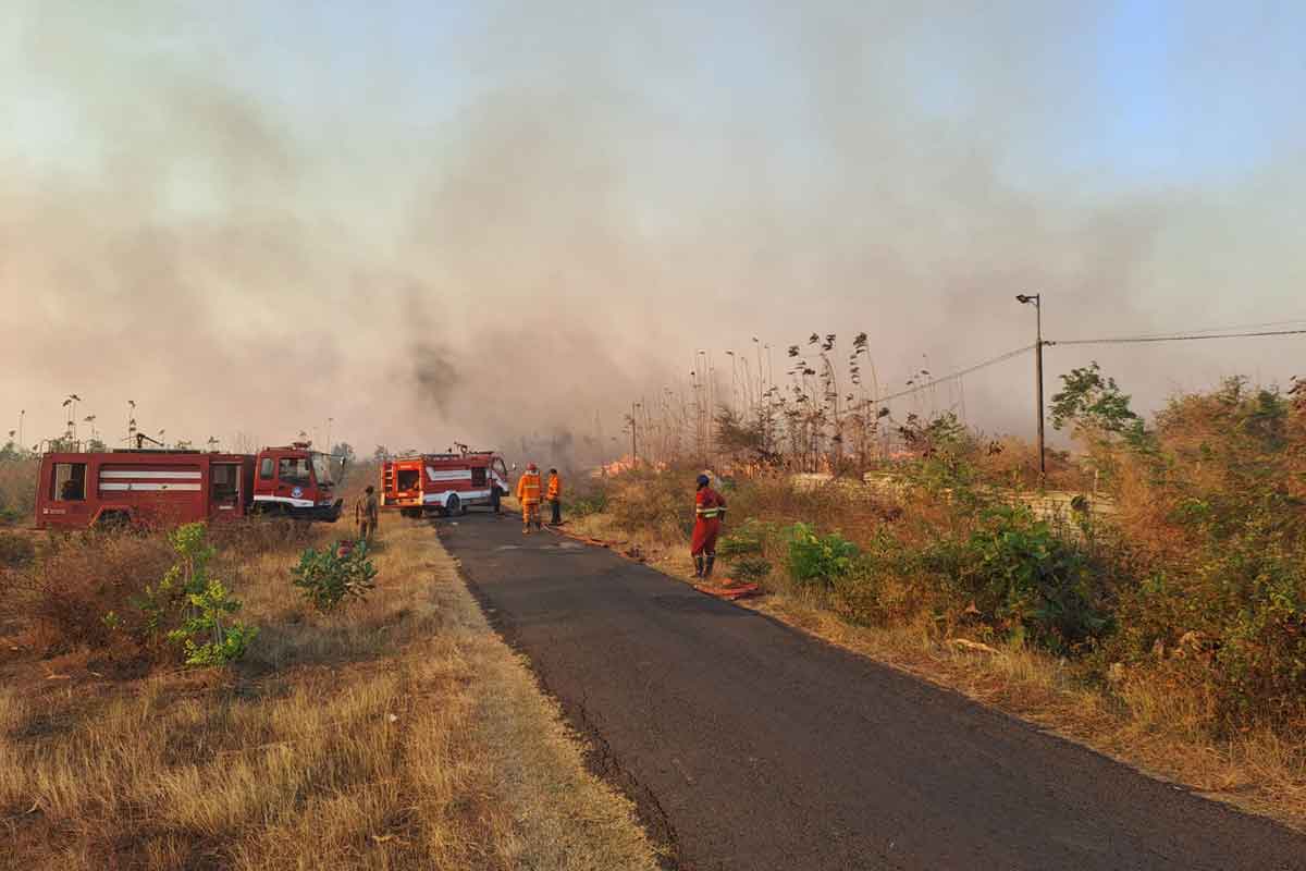 Proses pemadaman kilang minyak di Desa Sumurgeneng, Kecamatan Jenu, Tuban.