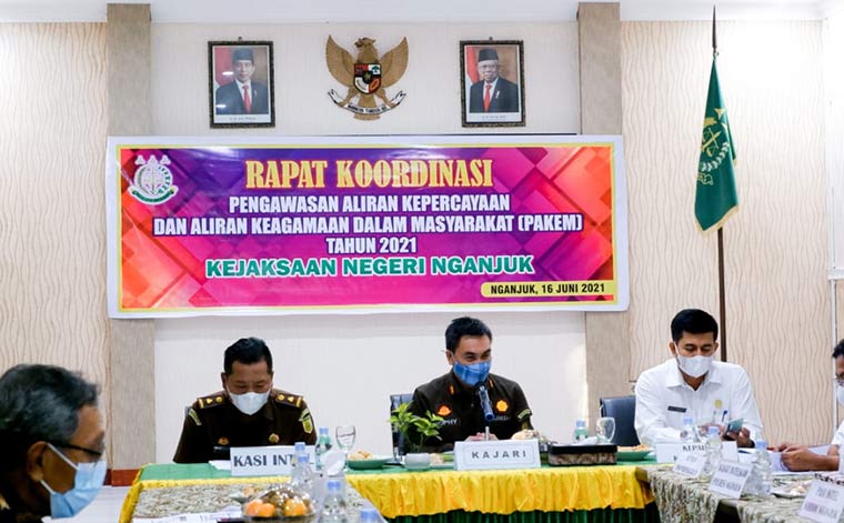 Kejari Nganjuk Nophy Tennophero Suoth, S.H., M.H. saat memimpin rakor bersama Tim Pakem Kabupaten Nganjuk. foto: Bambang/ BANGSAONLINE.com