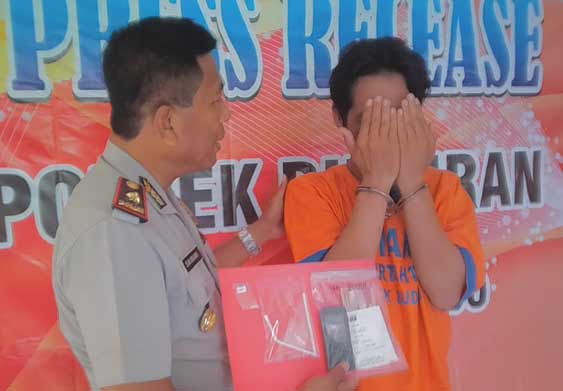 Tersangka bersama barang bukti saat diamankan.