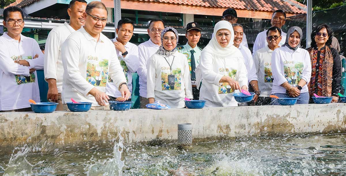 Gubernur Khofifah saat memimpin penaburan benih ikan bersama 110.481 guru serta murid SMA, SMK, dan SLB negeri maupun swasta se-Jawa Timur.