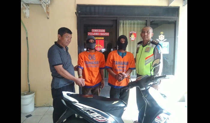 Kedua tersangka saat dikeler petugas Polsek Candi. 