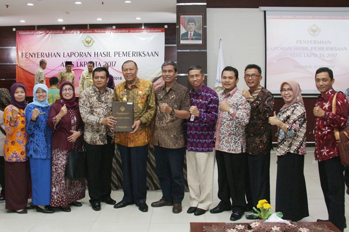 Pj Bupati Nganjuk Drs Sudjono dan Ketua DPRD Nganjuk Drs Puji Santuso foto bersama pejabat Pemkab Nganjuk usai menerima penghargaan WTP. foto: BAMBANG/ BANGSAONLINE