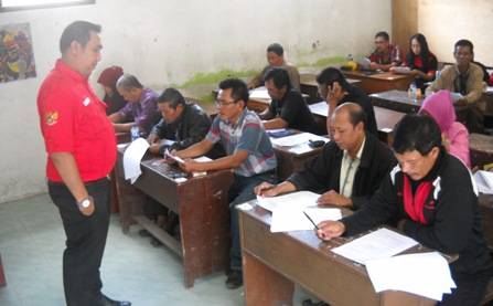 SERIUS - Sejumlah calon Ketua PAC PDIP Sidoarjo saat mengikuti tes tulis, di gedung SMP Panca Bhakti, Wonoayu, Minggu (25/1/2015). foto: musta
