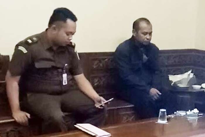 Salah satu Tsk (SP) saat diamankan di Kejari Batu kasus dugaan buku fiktif profil daerah.